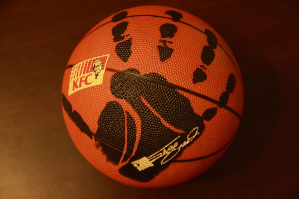 Piłka do koszykówki z grafiką odcisku ręki Shaqa