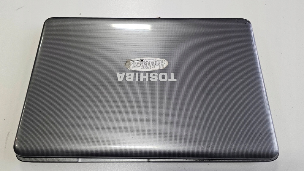 LAPTOP TOSHIBA L870-15X 250GB 8GB WŁĄCZA SIĘ BRAK OBRAZU USZKODZONE ZAWIASY