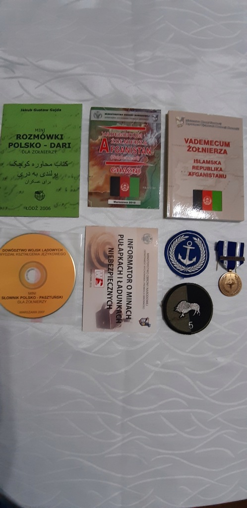 Medal pamiątkowy i naszywki z broszurami