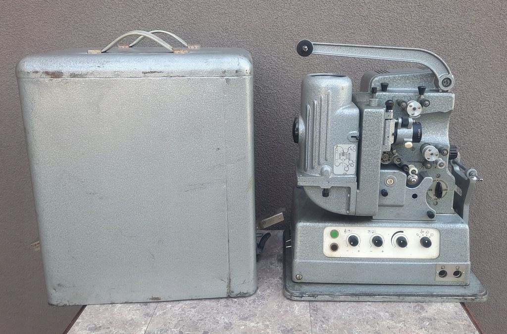 Stary projektor filmowy 16mm ŁZK AP14 1971r