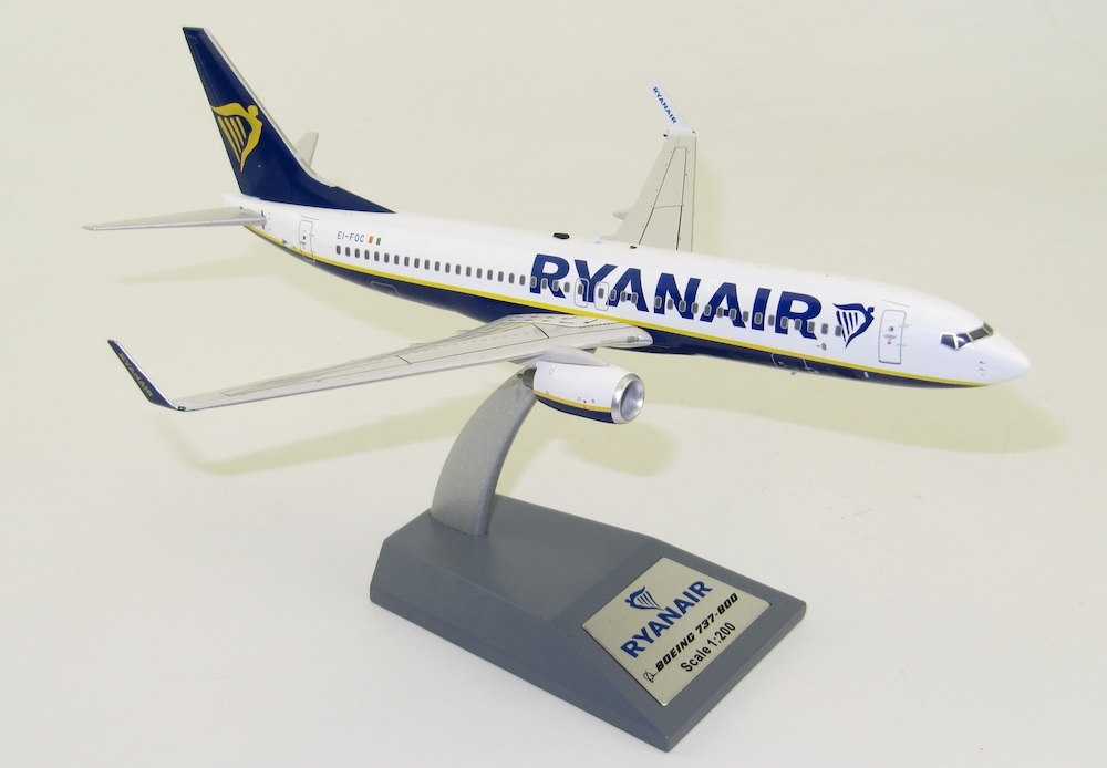 Купить Модель самолета Боинг 737-800 Ryanair 1:200: отзывы, фото, характеристики в интерне-магазине Aredi.ru