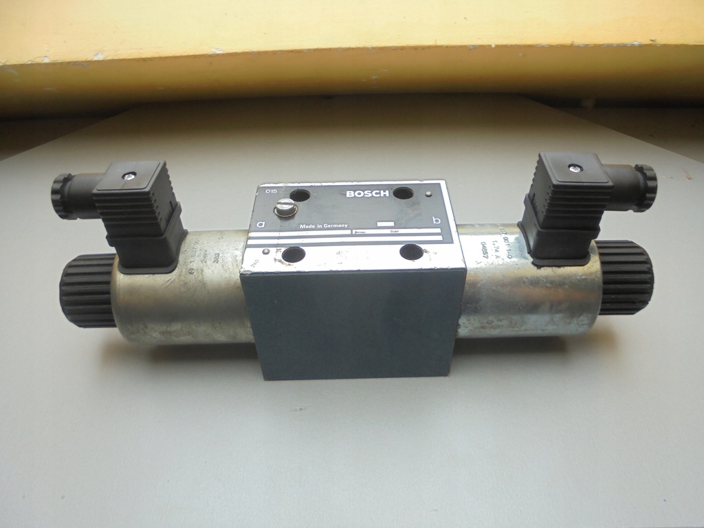 ROZDZIELACZ HYDRAULICZNY 24V BOSCH 0 810 001 400 - 9643673191 ...