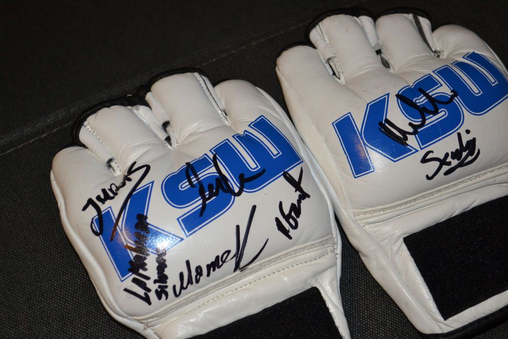 Oryginalne rękawice KSW39 z autografami