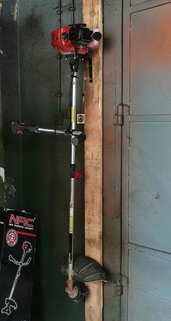 Крепеж для триммера на стену. Триммер для травы электрический ручной. Как закрепить триммер. Триммер бензиновый чемпион t374fs. Триммер для скашивания травы.