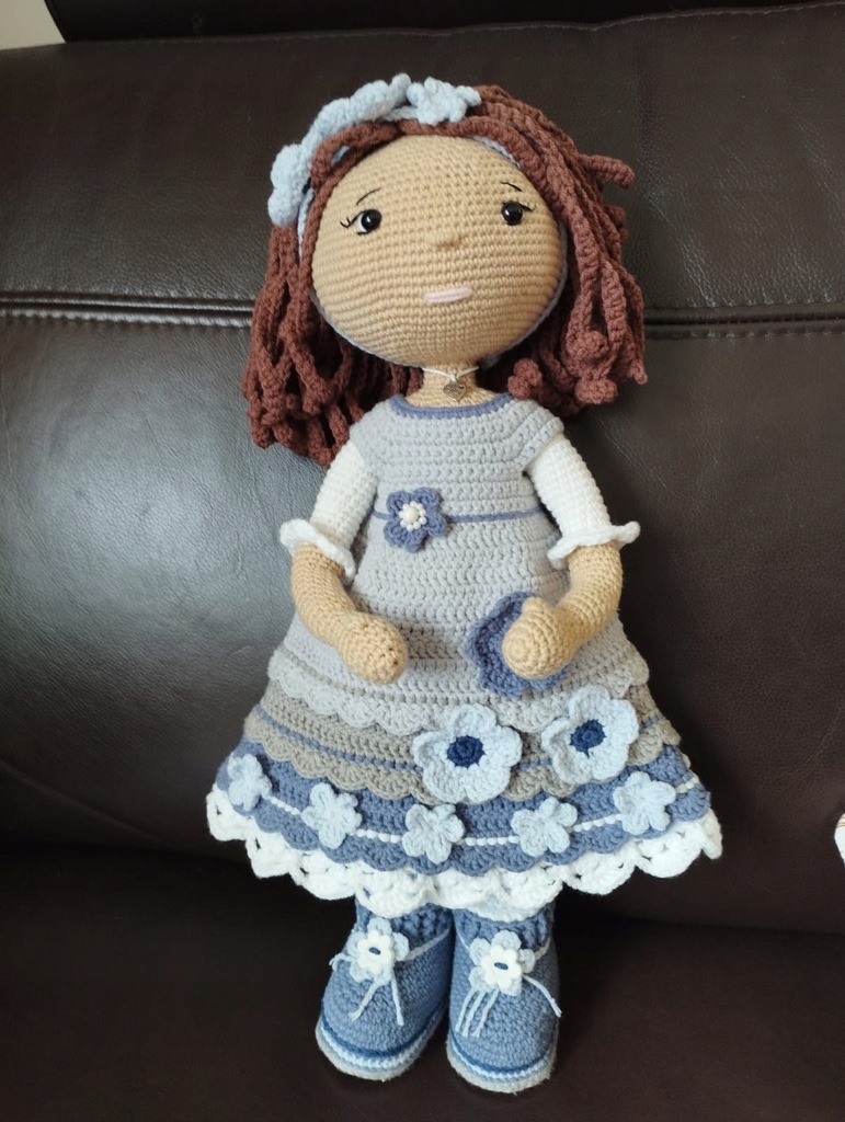 Duża lalka w ubranku, całość zdejmowana - ręczne wykonanie zabawki.