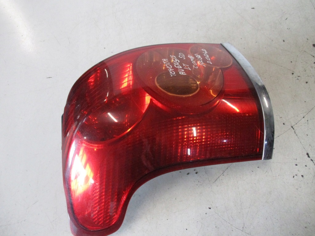 LAMPA TYLNA LEWA TOYOTA AVENSIS T25 KOMBI 2003R