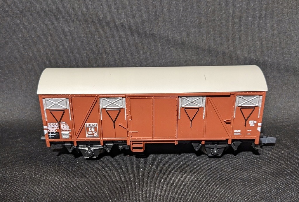 WAGON TOWAROWY ZAMKNIĘTY - H0 ROCO