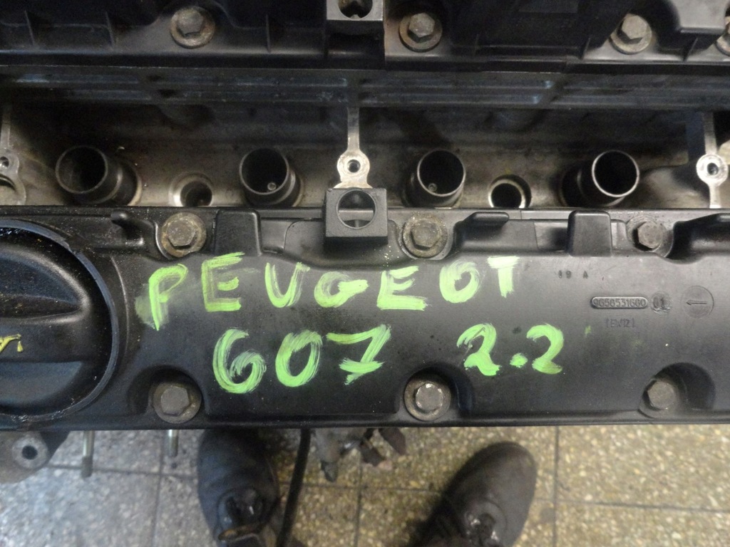 где находится номер двигателя на пежо 407