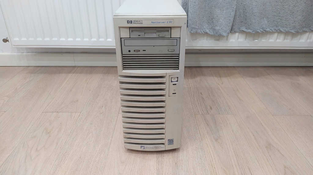 Stary komputer Intel Pentium II HP Netserver E60