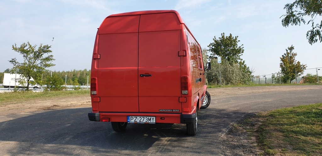 Samochód dostawczy Mercedes 208D Kaczka Piękny