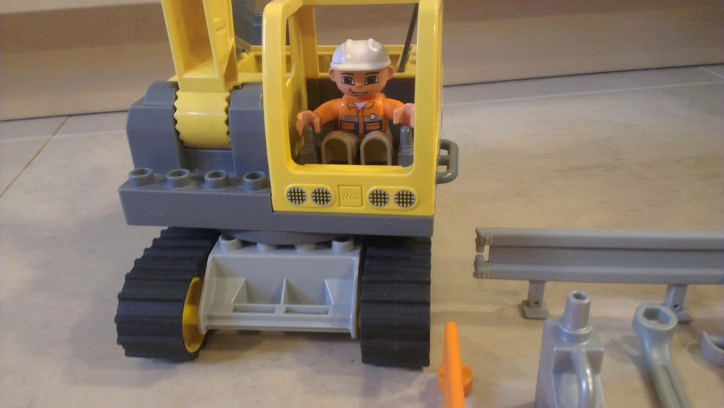 Koparka LEGO Duplo, z pracownikiem i narzędziami