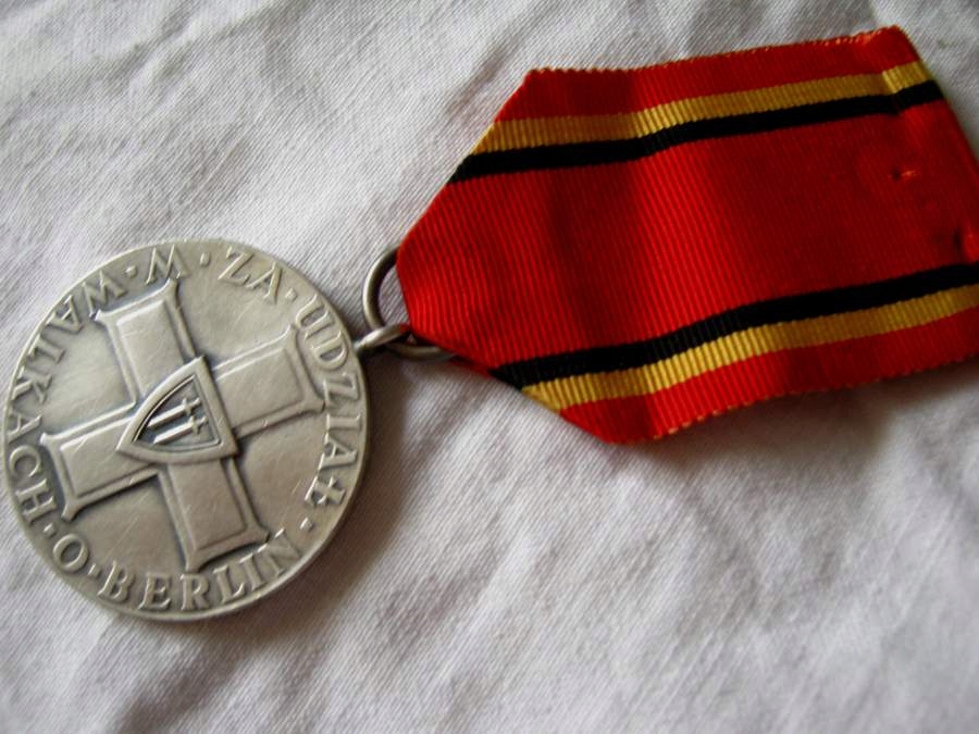 ZA UDZIAŁ W WALKCH O BERLIN DUŻY MEDAL ODZNACZENIE POLSKA