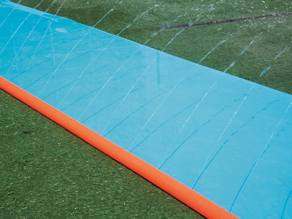 Горка bestway водная 488. Водная дорожка своими руками. Водяные дорожки длинные. Водная дорожка для скольжения. Водяные дорожки в управление.