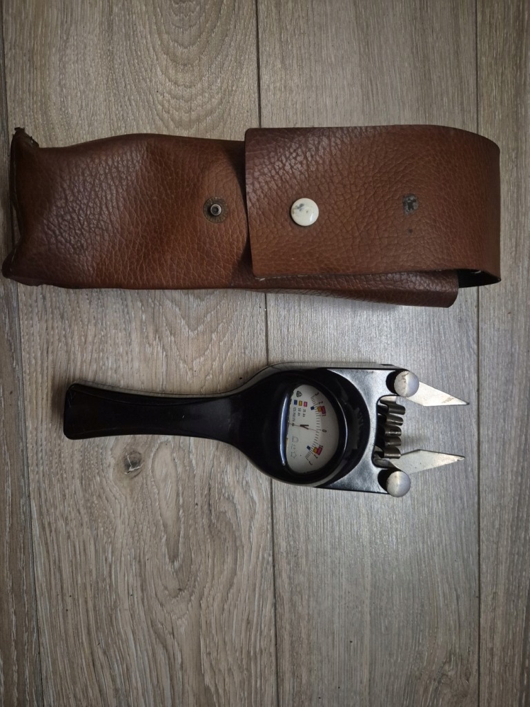 Widełkowy próbnik miernik akumulatorowy tester cęgowy voltomierz PRL