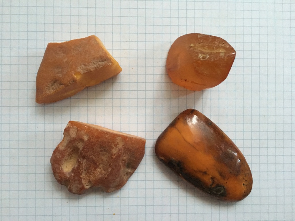 Bursztyn bałtycki naturalny - kawałki z przedziału 17-20 g - całość 74 gram