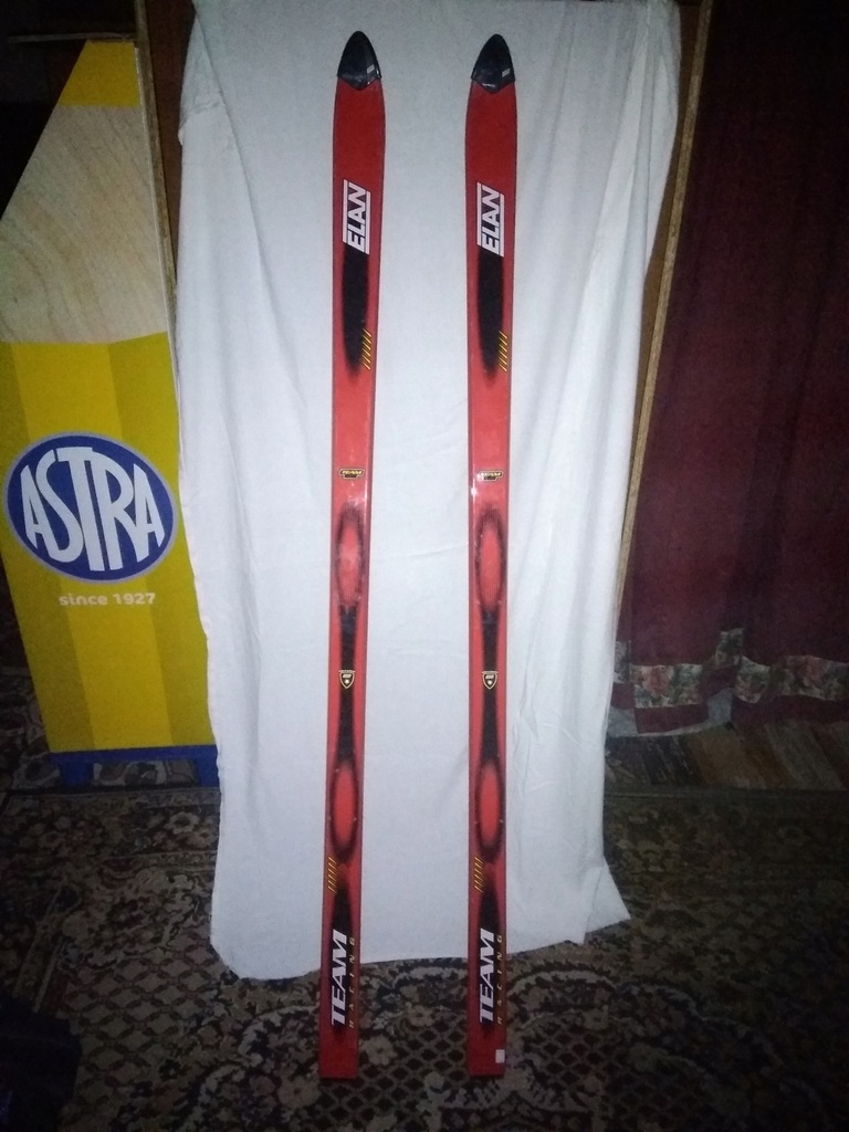 Ładne czerwone narty zjazdowe TEAM ELAN 166,5 cm.
