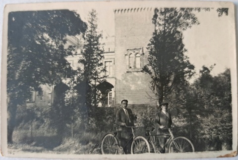 STARA FOTOGRAFIA - NA WYCIECZCE W KÓRNIKU - DWAJ PANOWIE Z ROWERAMI - 1938
