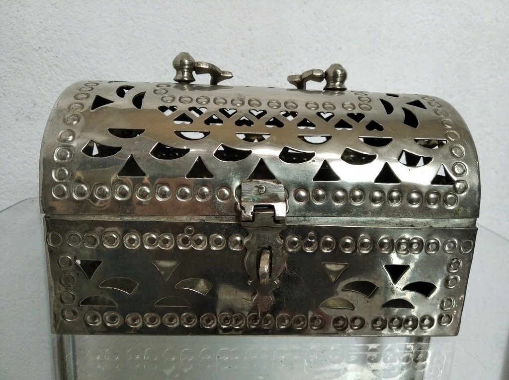 Metalowy kuferek skrzyneczka ażurowa vintage