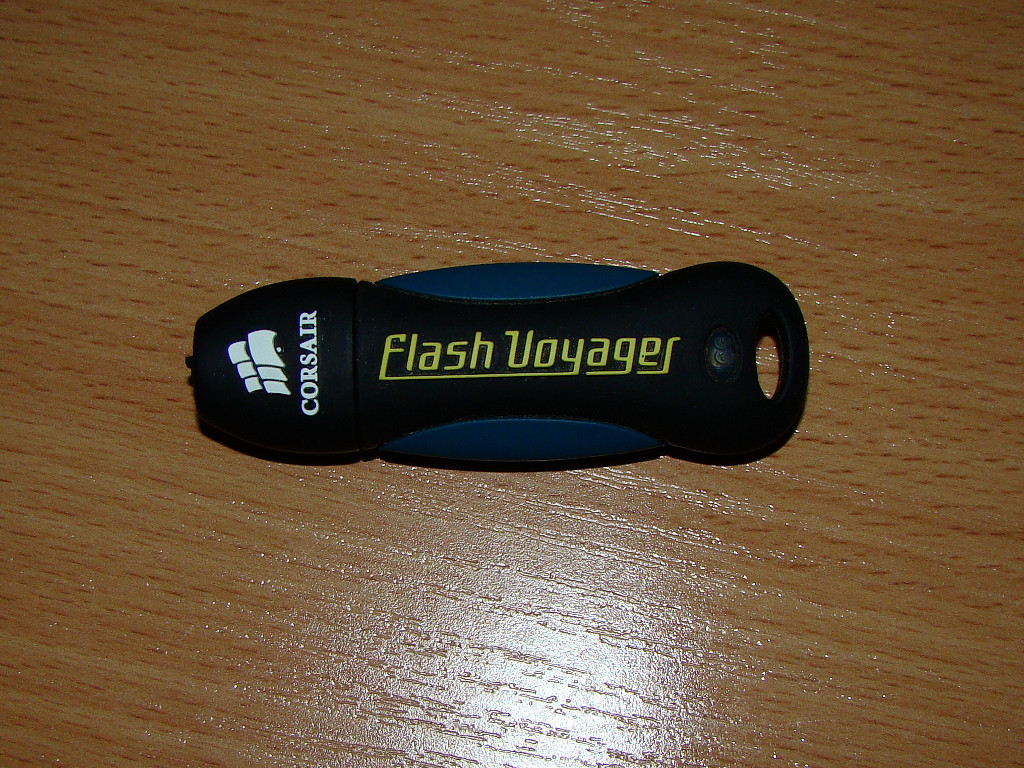 Pendrive CORSAIR Flash Voyager wodoodporny - 16 GB