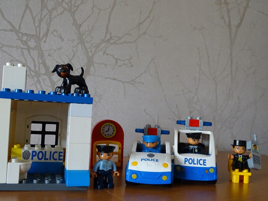 Lego duplo posterunek policji, radiowozy policyjne