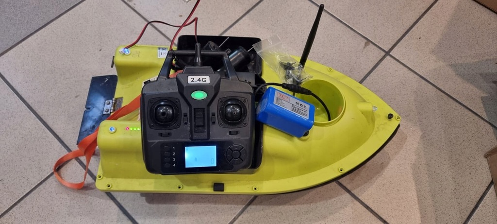 Łódka zanętowa z GPS 3 komory 4 silniki