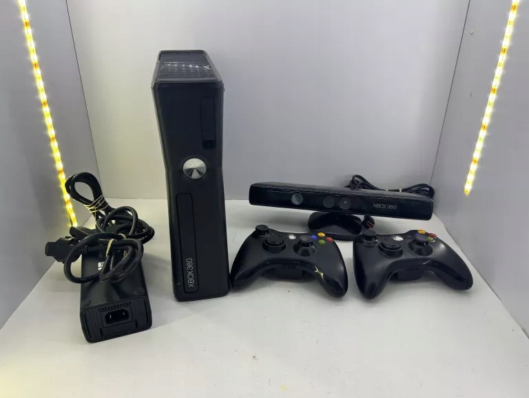 KONSOLA XBOX 360S 1439 250GB 2 PADY KINECT