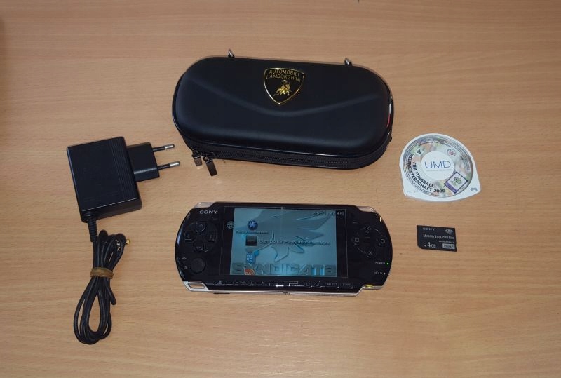 KONSOLA PSP 3004 ŁAD ETUI KARTA 4GB + GRA FIFA