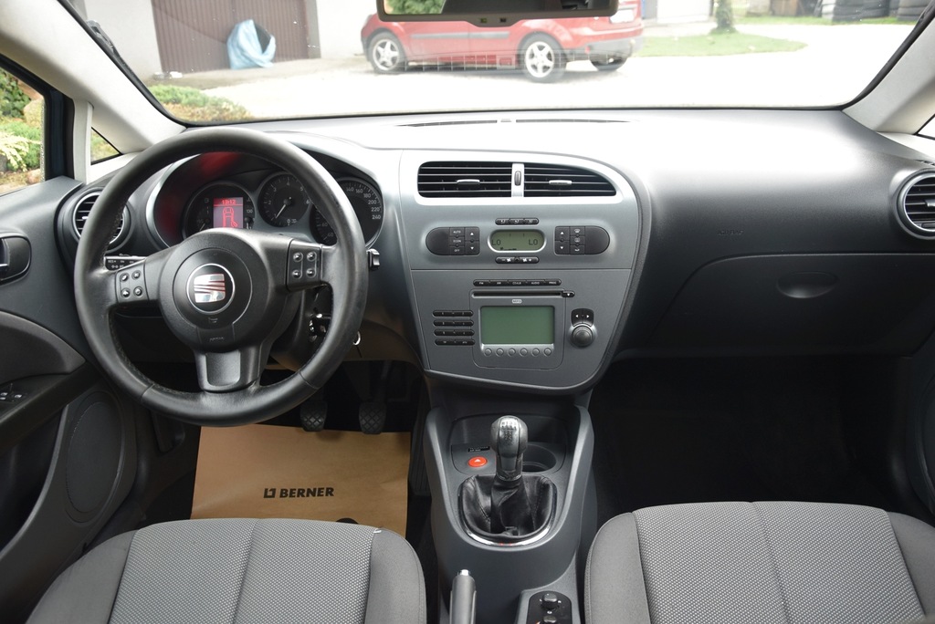 Купить SEAT LEON 1.9 TDi КЛИМАТ-КОНТРОЛЬ SUNROAD PDC: отзывы, фото, характеристики в интерне-магазине Aredi.ru