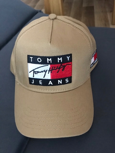 CZAPKA Z DASZKIEM TOMMY JEANS KARMELOWA