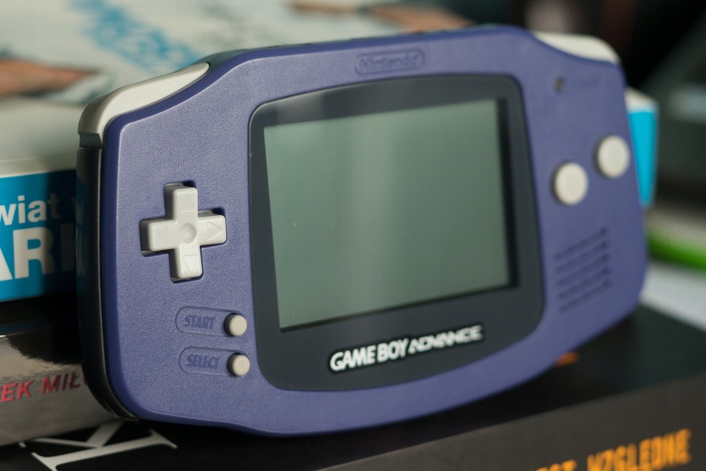 Game Boy Advance Indigo odświeżony z kolekcji GBA