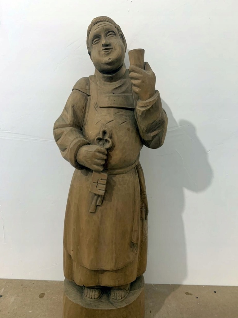 Duża drewniana figura rzeźba mnich z kubkiem wina