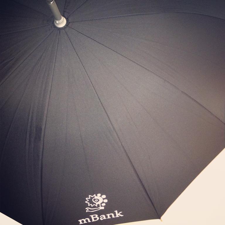 Czarny jak noc ale sygnowany logiem mBank parasol