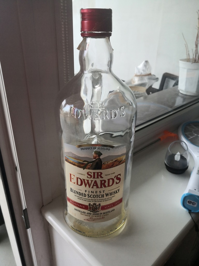 Butelka po Whisky Sir Edwards 2.5l. z UCHEM