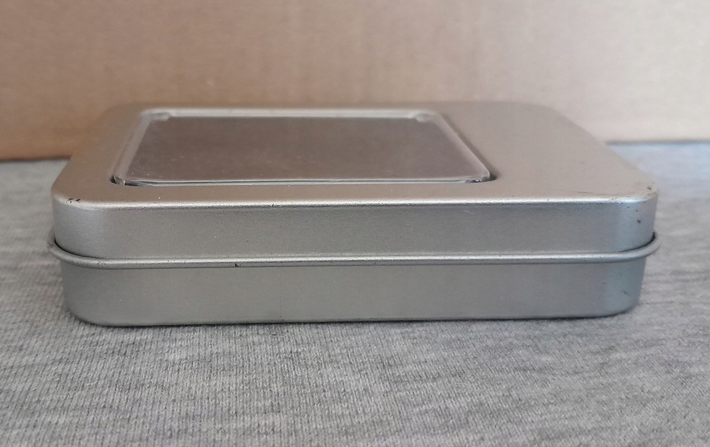 Puszka, pudełko metalowe prostokątne z okienkiem