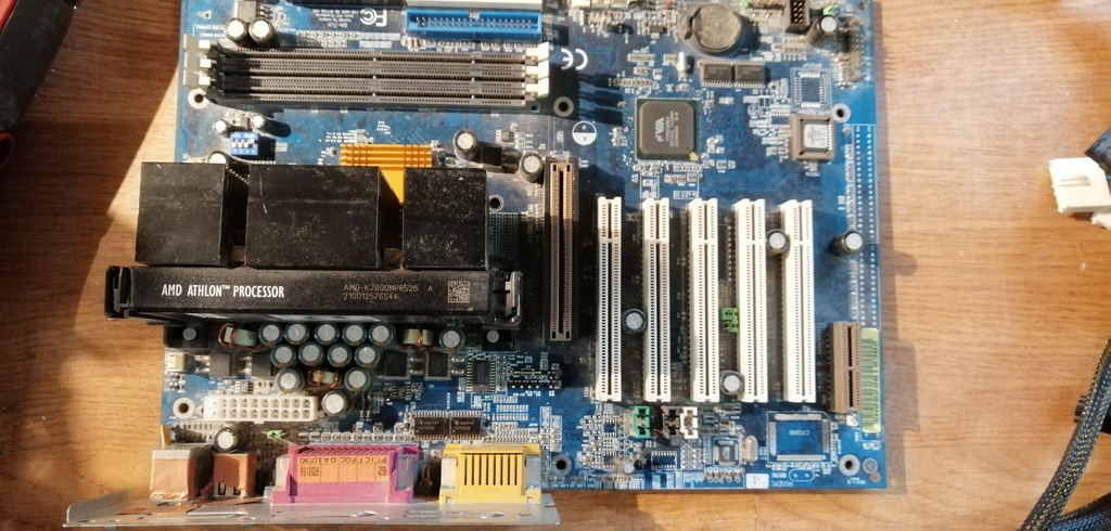 NIEBIESKI GIGABYTE GA-7VX SLOTA + ATHLON 800mhz