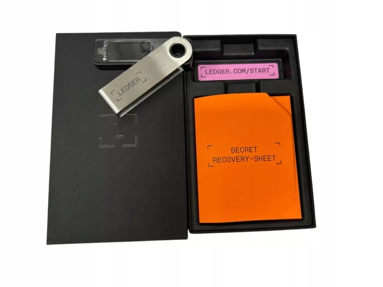 PORTFEL KRYPTOWALUT LEDGER NANO S PLUS SREBRNO-CZARNY