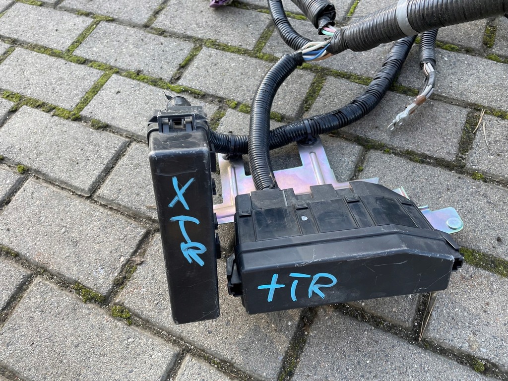 NISSAN X-TRAIL T32 SKRZYNKA BEZPIECZNIKÓW - 12926509223 - oficjalne ...