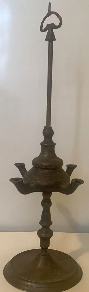 stara mosiężna lampka oliwna