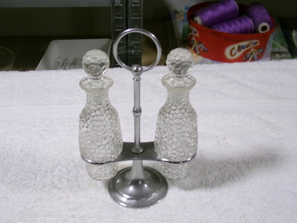 KARAFKI NA STOJAKU DO PRZYPRAW WINNYCH