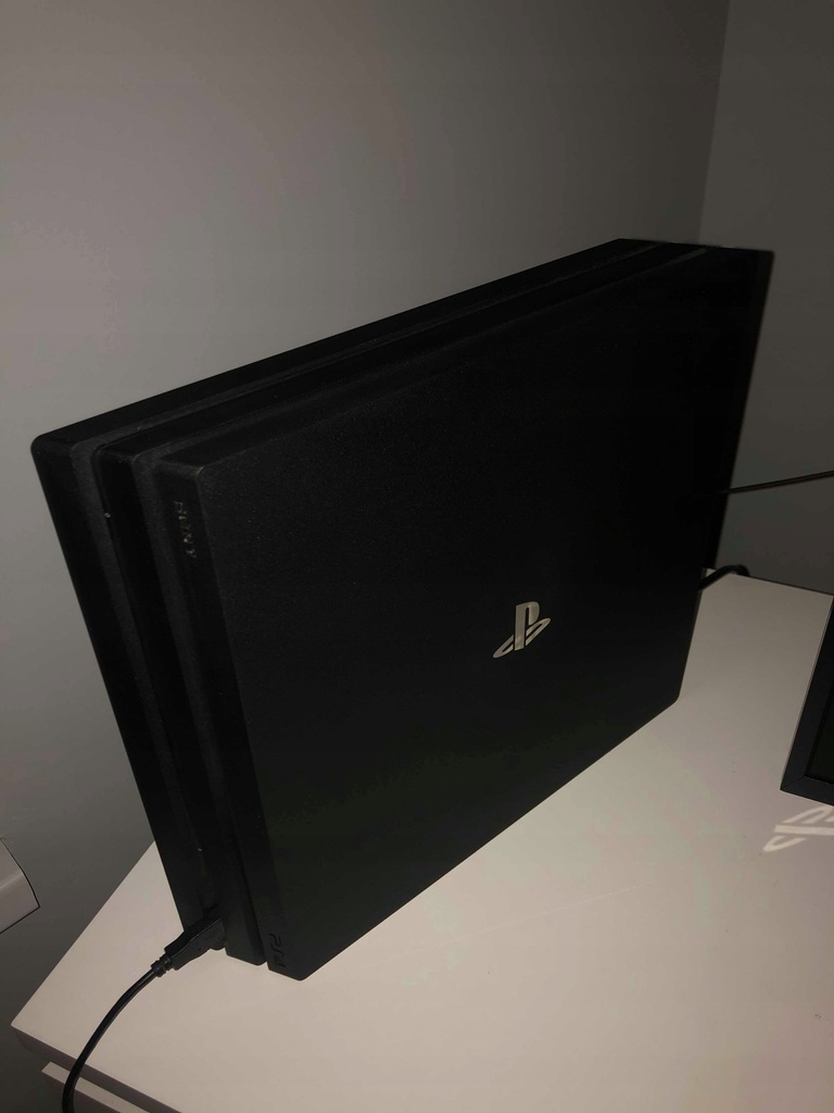 PS4 Pro + 2 pady + 8 gier