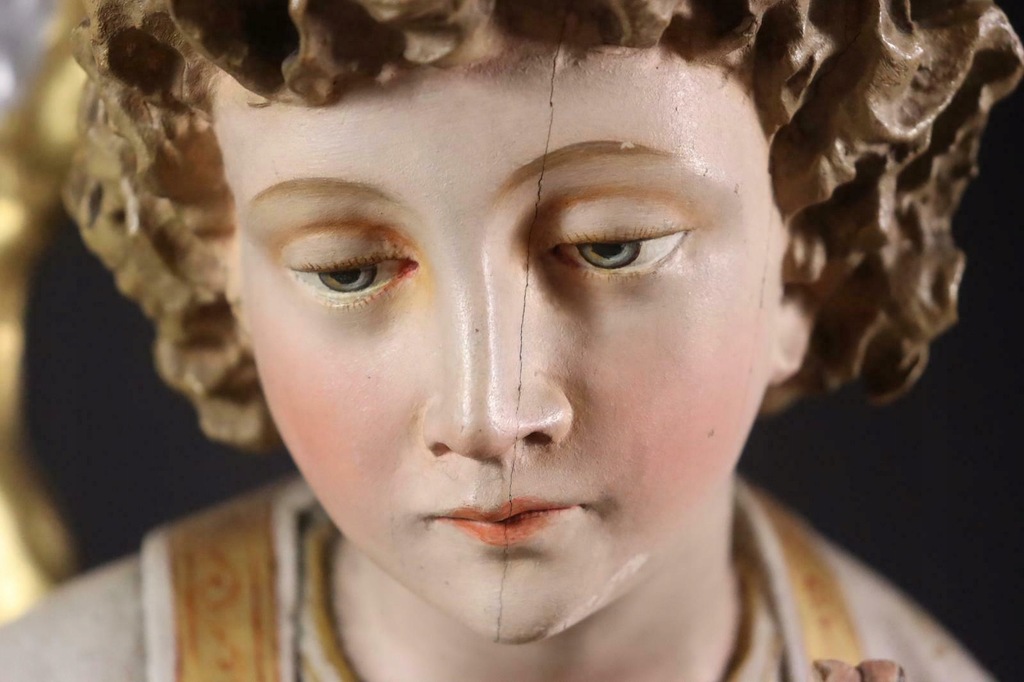 Drewniana figura klęczącego anioła z 19, 18 wieku
