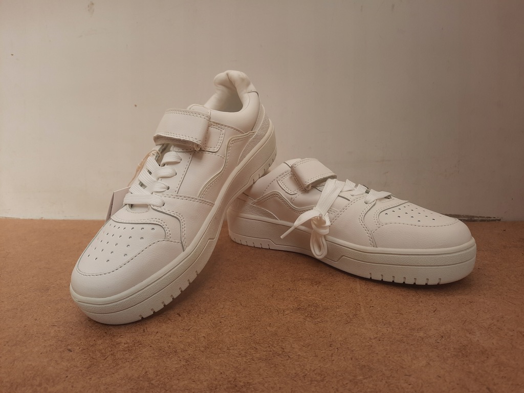 Białe buty Stradivarius - rozmiar 39