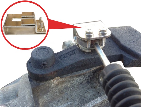 Фиксаторы троса кпп renault trafic. Сальник механизма выбора передач лачетти. Фиксатор мкпп. Зажим для троса переключения рено трафик. Фиксатор троса винтов 2105.