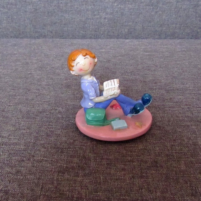 CERAMICZNA FIGURKA ^^^^^^^^^^^^ CHŁOPIEC Z KSIĄŻKĄ