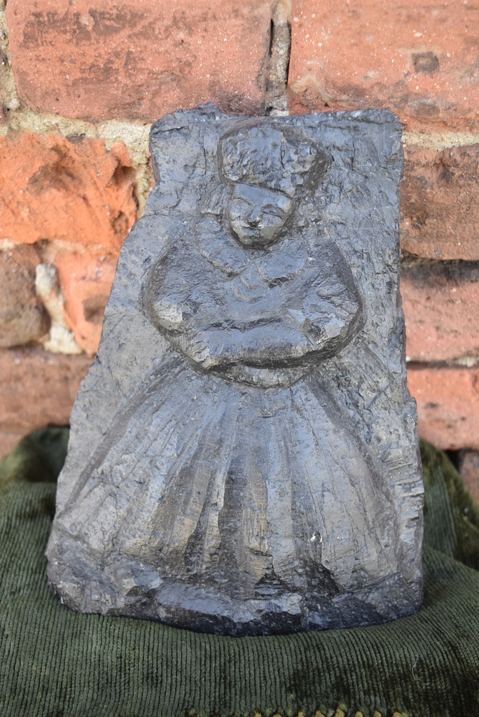 Rzeźba Marii z węgla