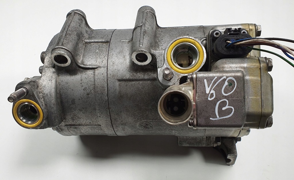 【ふ　】 KOMPRESOR KLIMATYZACJI VOLVO V60 I 2.4 D 36012859