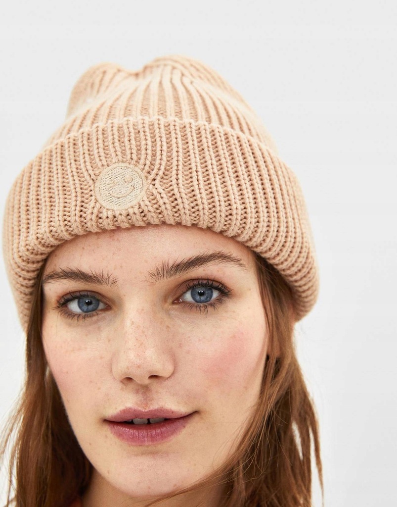 P2P101 BERSHKA__MH1 BEŻOWA CZAPKA BEANIE HAFT