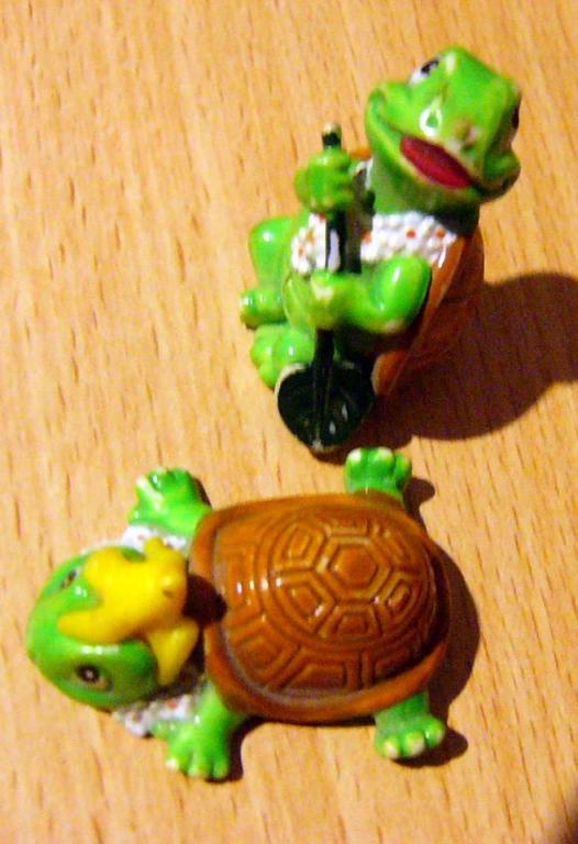 2 żółwie z kolekcji Kinder Niespodzianka