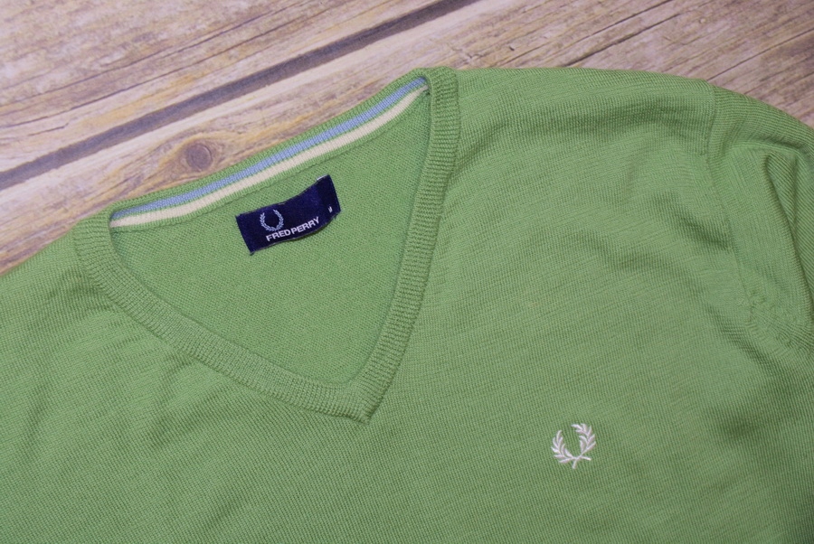 FRED PERRY _ V-neck wool _ M