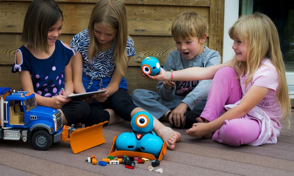 современные игрушки для детей. умные игрушки для детей stem. игрушки для детей. дети играют в лего. дети играют.